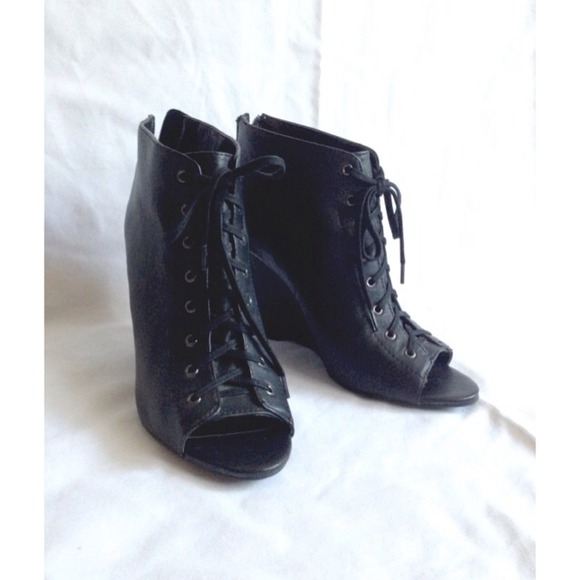 Simply Vera, Vera Wang peep toe