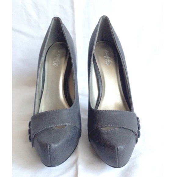 Pumps with button detail