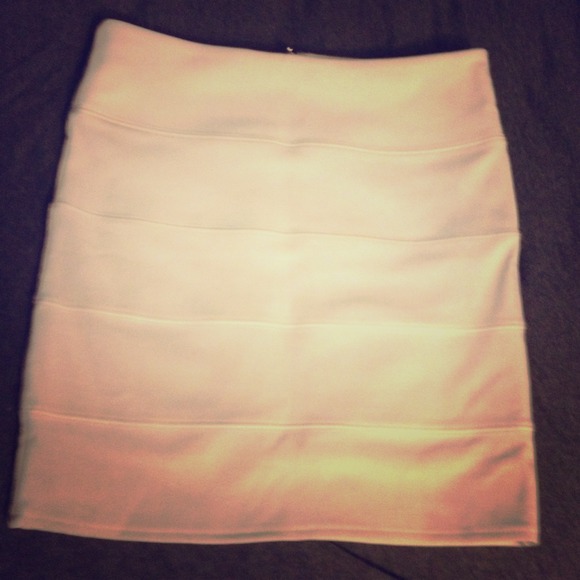Medium white simple chic skirt