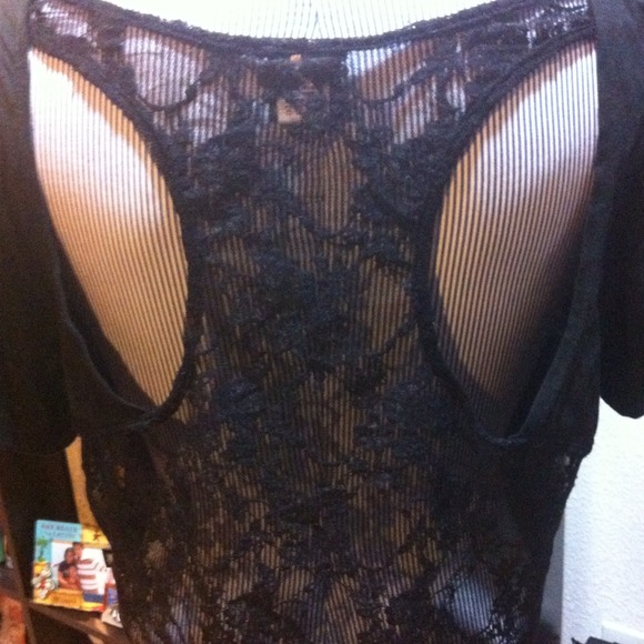 ⛔SOLD IN A BUNDLE ⛔BLACK HELLO KITTY CROP TOP - Picture 2 of 3