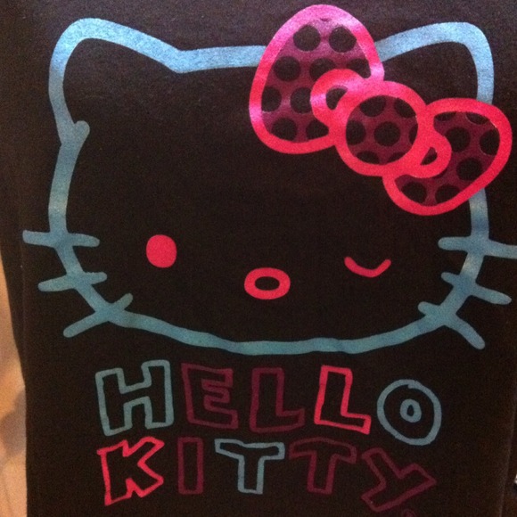 ⛔SOLD IN A BUNDLE ⛔BLACK HELLO KITTY CROP TOP - Picture 3 of 3