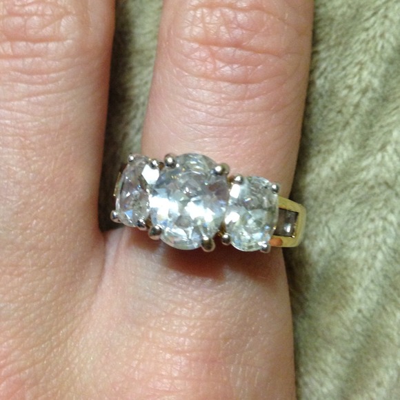 Gold three stone ring - Picture 2 of 3