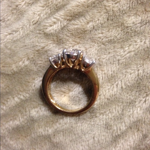Gold three stone ring - Picture 3 of 3