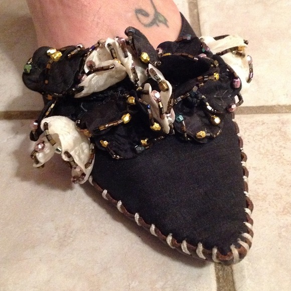 Pointed black heel with flower detail - Picture 2 of 4