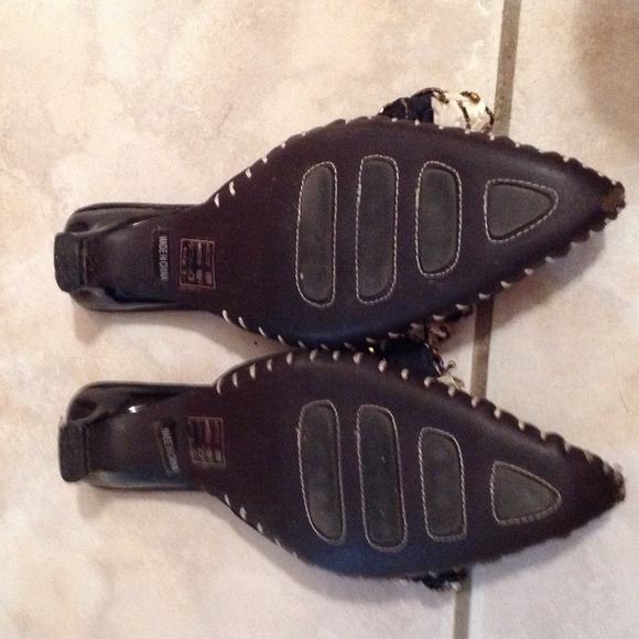 Pointed black heel with flower detail - Picture 3 of 4