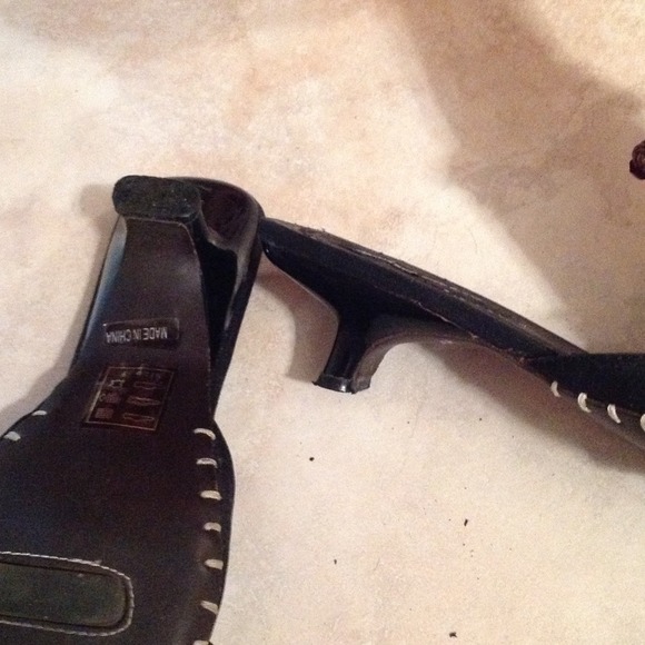 Pointed black heel with flower detail - Picture 4 of 4