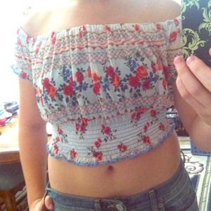🌸Cut floral crop top🌸 priced to sell
