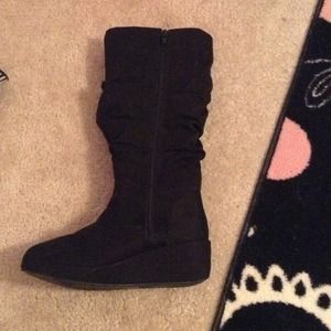 Black boots with wedge