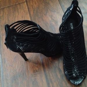😃SALE$20 😃 BCBG Black Snake skin look heels