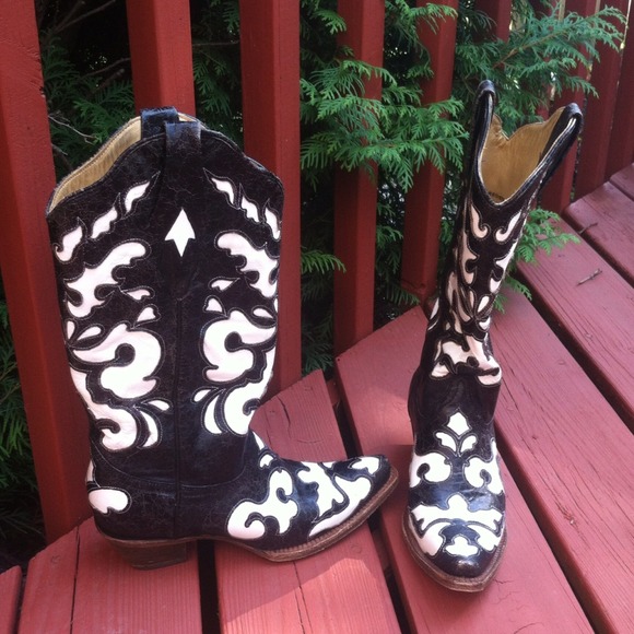 *sold* Corral Vintage boots. Gorgeous boots.
