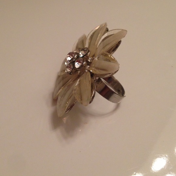 Oversized flower ring - Picture 2 of 3