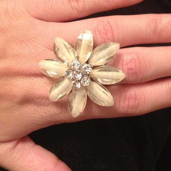 Oversized flower ring - Picture 3 of 3