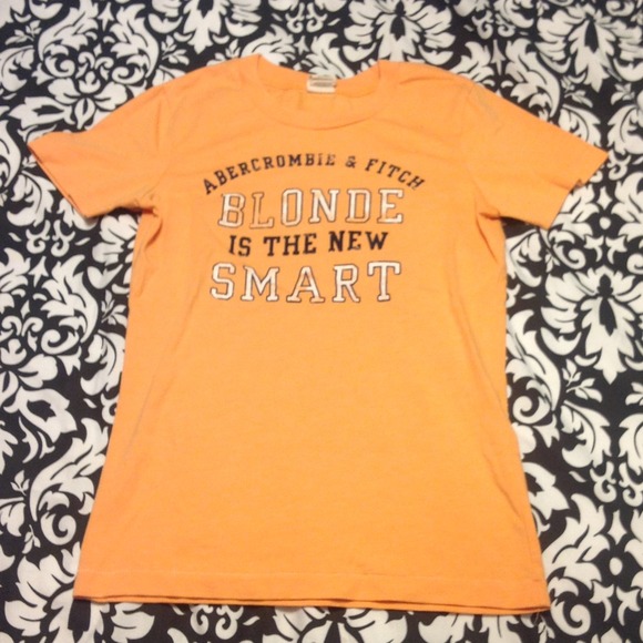 Short sleeve graphic tee.