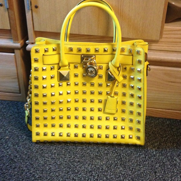 💛HOLD💛MICHAEL KORS YELLOW TOTE PRICED TO SELL