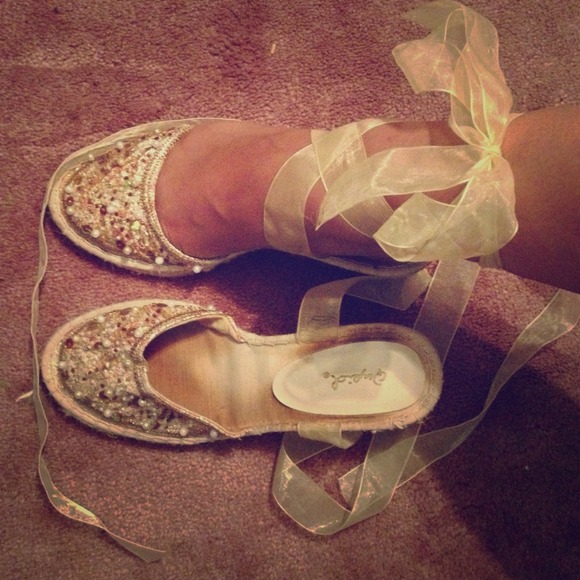 Gold espadrilles with embellishment on the tow