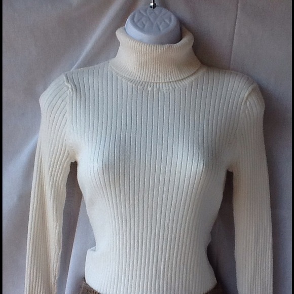 ***SOLD IN BUNDLE*** Merona off-white ribbed turtl