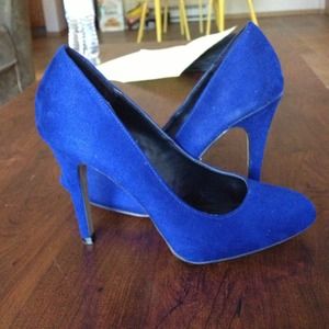 Blue pumps