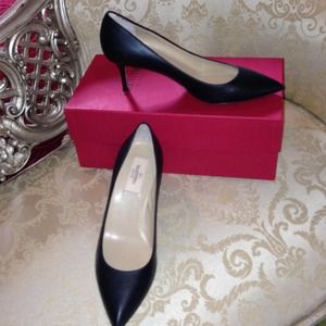Never used Valentino classic leather kitten heels