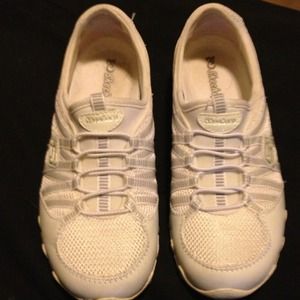 Sketchers white slip on tennis shoes!