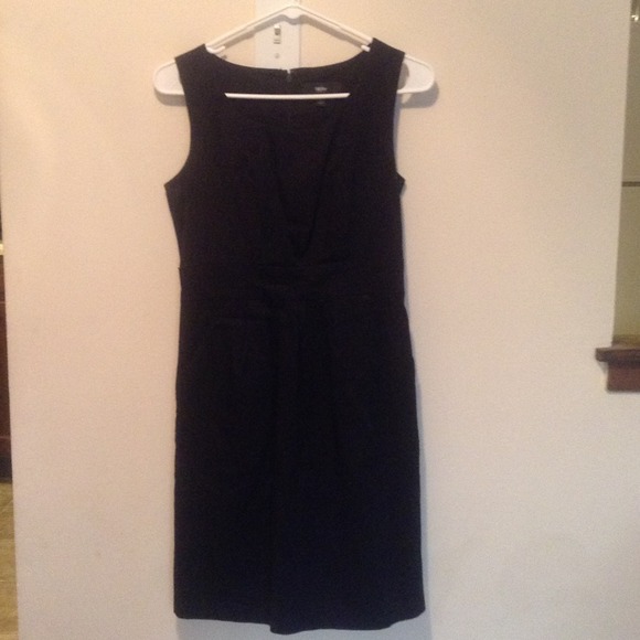 Cute casual black dress with pockets!