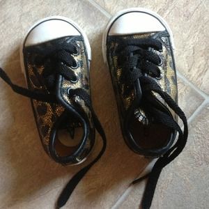 Size toddler 4 leopard converse all stars
