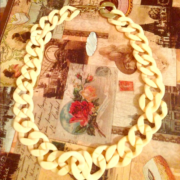LIKE NEW: OFF WHITE AND RUSTY GOLD LINKED NECKLACE