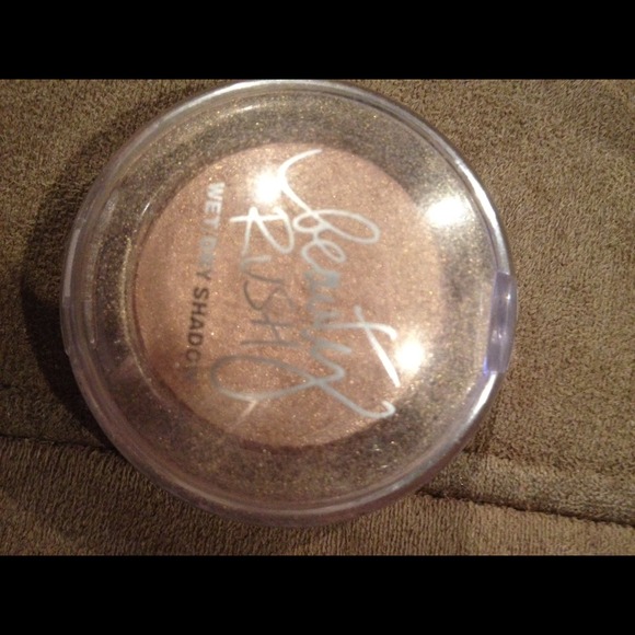 7 different eyeshadows - Picture 3 of 4