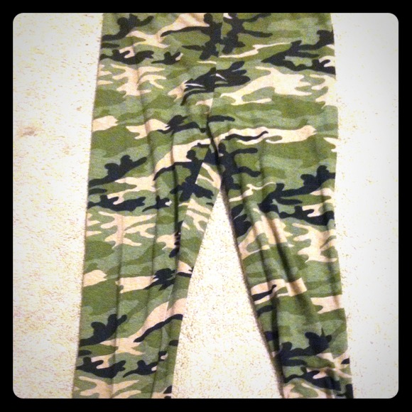 Camo Leggings 😋 (reserved)