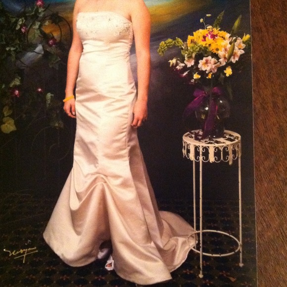 👰 Off white wedding gown