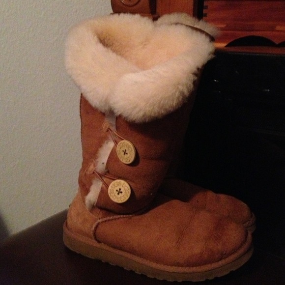 🌹🌹RESERVED🌹🌹Bailey button UGGS