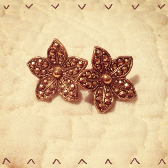 Jewelry - ❌❌SOLD in bundle❌❌Gold flower studs