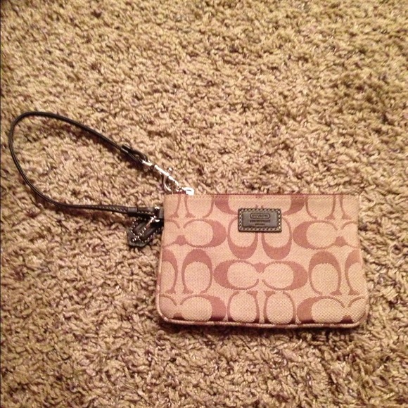 🚫SOLD🚫Coach wristlet