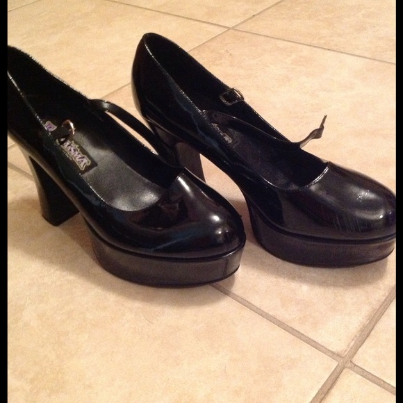 Costume shoes