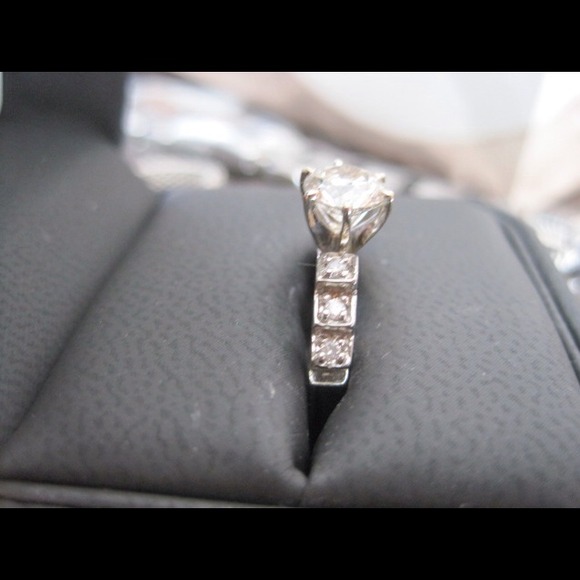 1 + carat Diamond ring - Picture 2 of 4