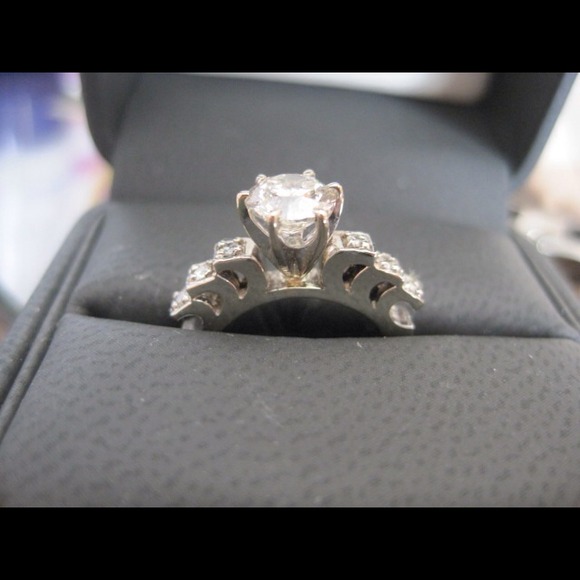 1 + carat Diamond ring - Picture 3 of 4