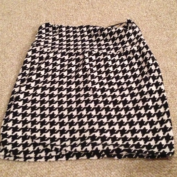 Black and white pencil skirt