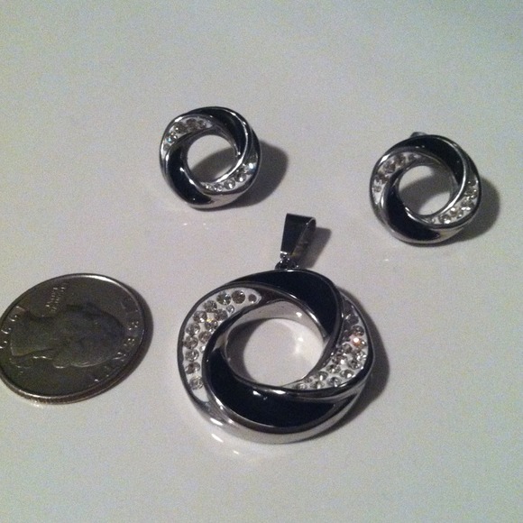 Stainless steel set of pendant and earrings