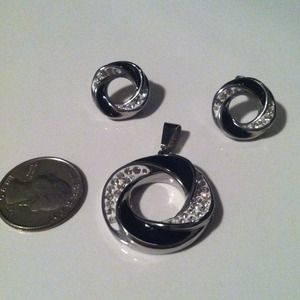 Stainless steel set of pendant and earrings