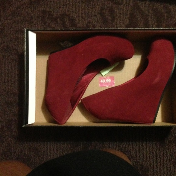 Mia red wedge pumps