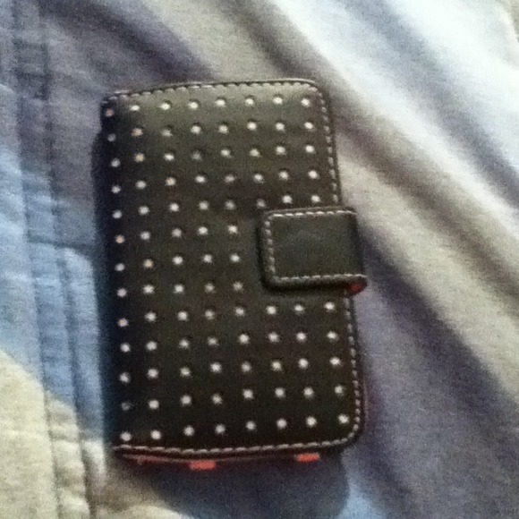 Black and pink polka-dot ipod 4 wallet