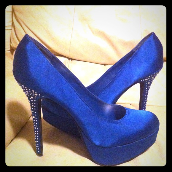 Electric blue pumps with accents on heel