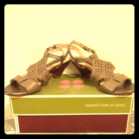 Metallic Cut-Out Sandals sz 4