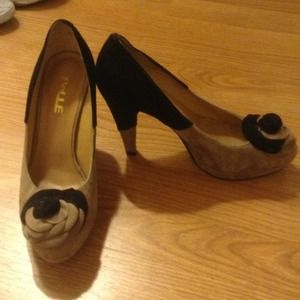 Beige/Black Rose pumps