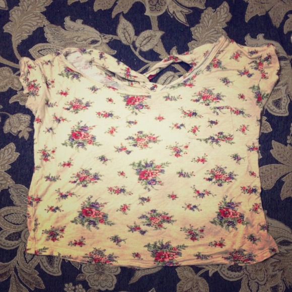 SOLD IN BUNDLE cropped floral tee - Picture 1 of 3