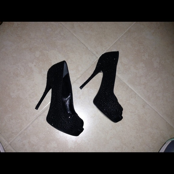SOLD! 100% authentic Gucci shoes.