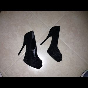 SOLD! 100% authentic Gucci shoes.