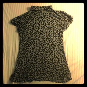 Grey leopard print turtle-neck tee