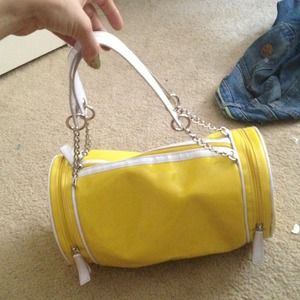 Adorable yellow purse! I call it my Twinkie bag.