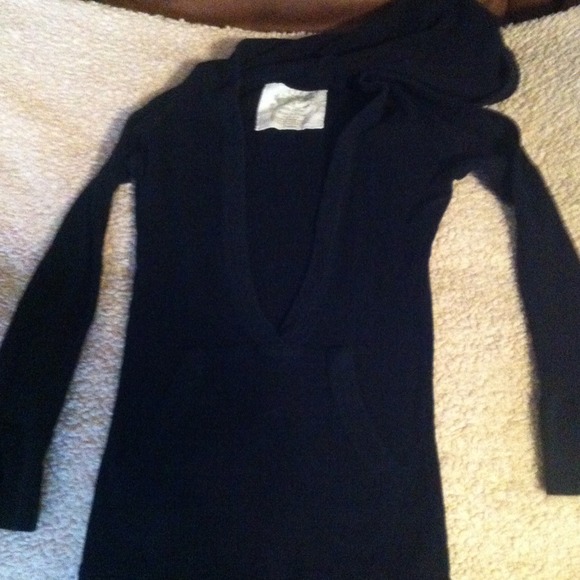 Vneck ribbed light shirt with hood