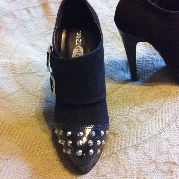 Adorable little black studded bootie. 5 inch heel. - Picture 2 of 4